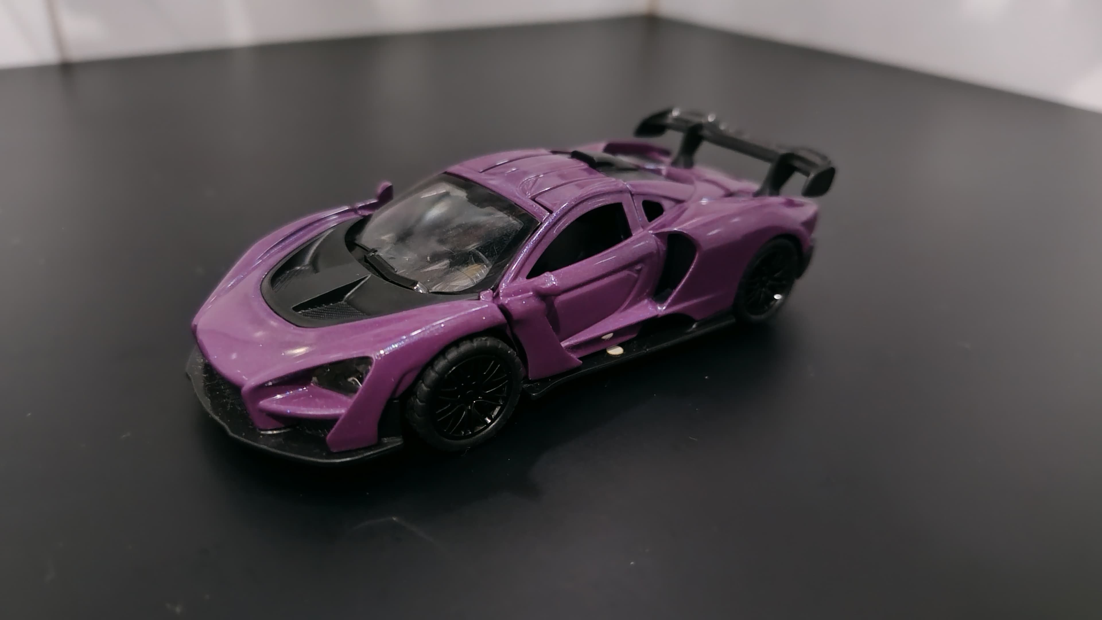 Miniatura Supercarro Roxo Estilo McLaren Senna